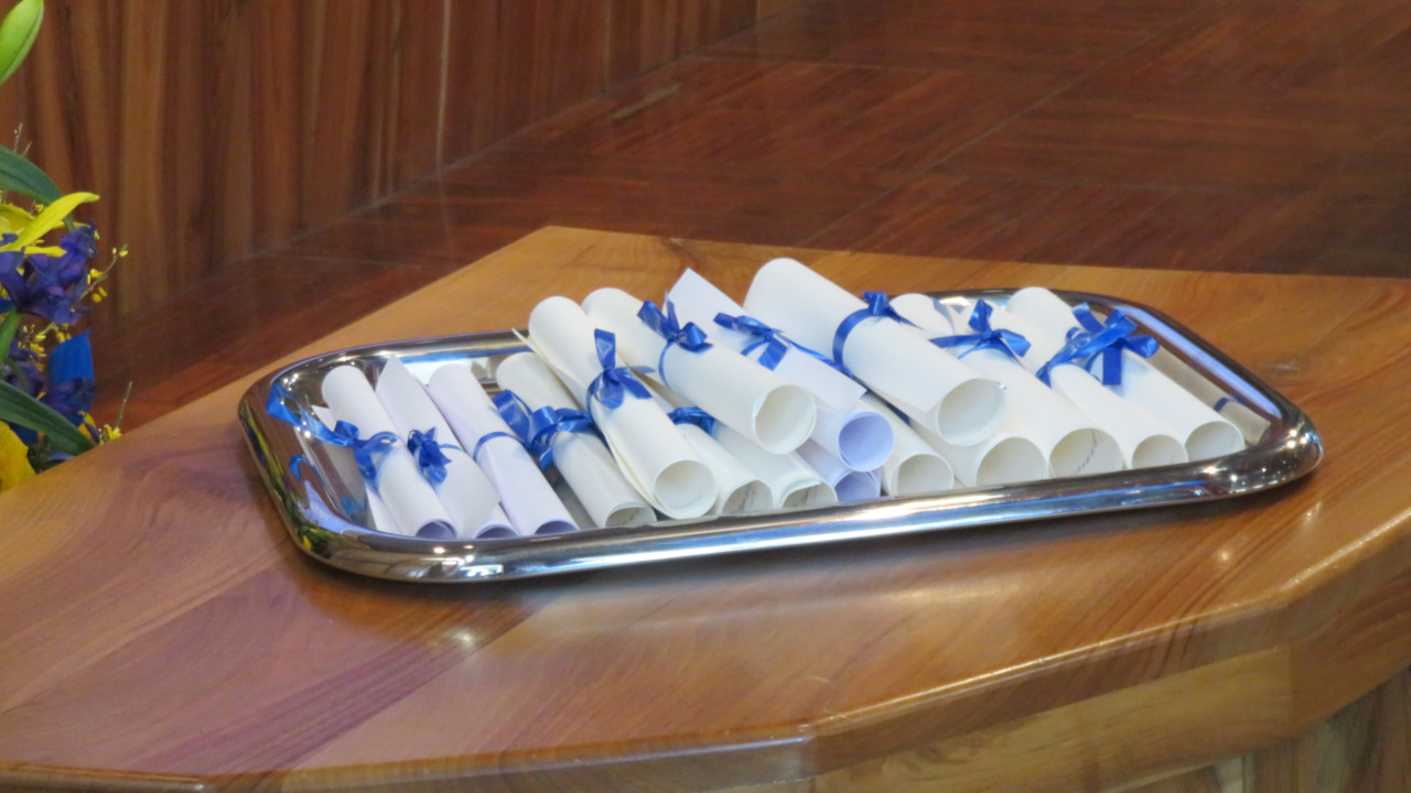 I diplomi dei premiati della Questura di Aosta in occasione del 174° anniversario della fondazione della Polizia di Stato