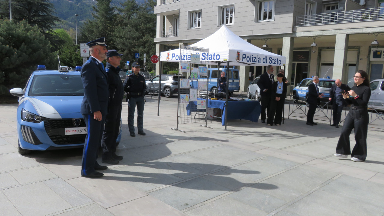 FESTA DELLA POLIZIA: POCHI REATI IN VALLE, MA LA SFIDA SI SPOSTA SUL WEB 6 Foto ricordo tra poliziotti italiani e francesi