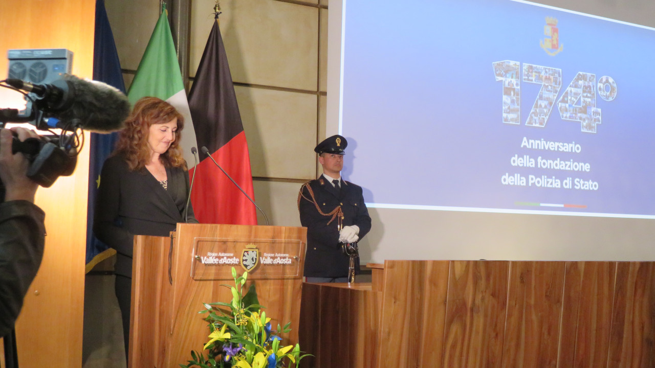 La questore di Aosta alla fine del suo discorso