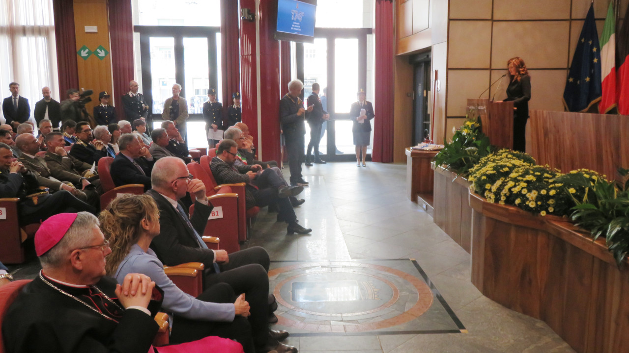 FESTA DELLA POLIZIA: POCHI REATI IN VALLE, MA LA SFIDA SI SPOSTA SUL WEB 4 L'aula 'Viglino' di Palazzo regionale durante la celebrazione della Festa della Polizia