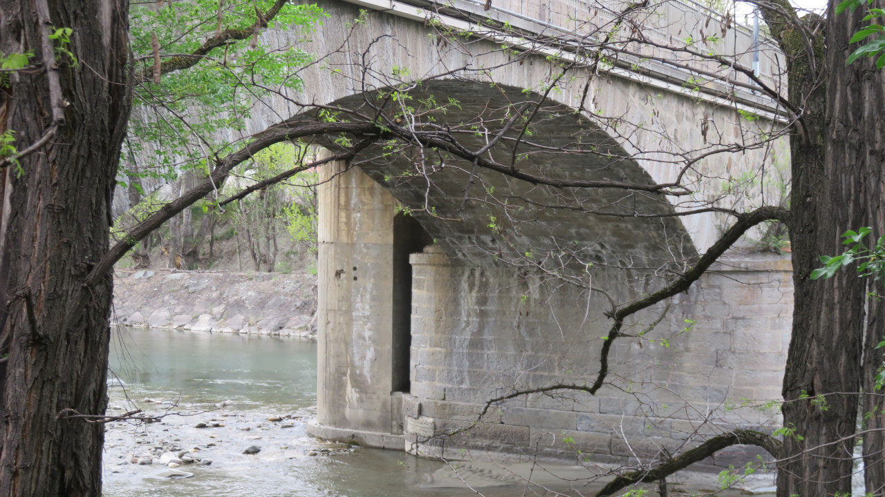 La campata del Pont-Suaz ed i tubi del metanodotto