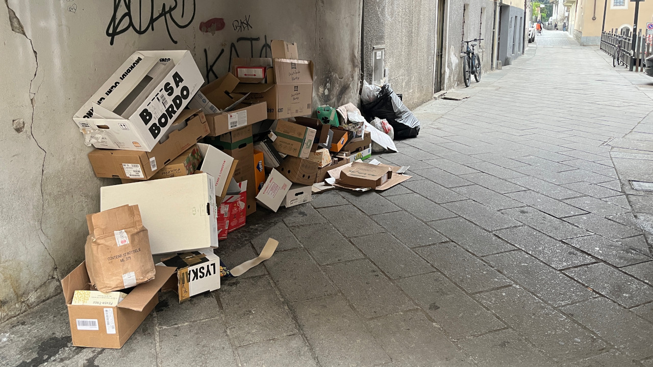 PAPER WEEK, SCUOLE VALDOSTANE A BRISSOGNE PER VEDERE COME RINASCONO CARTA E CARTONE 1 Cartoni lasciati in via Antica Zecca ad Aosta