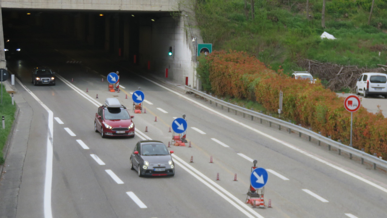 I segnali che evidenziano la chiusura della corsia centrale della galleria