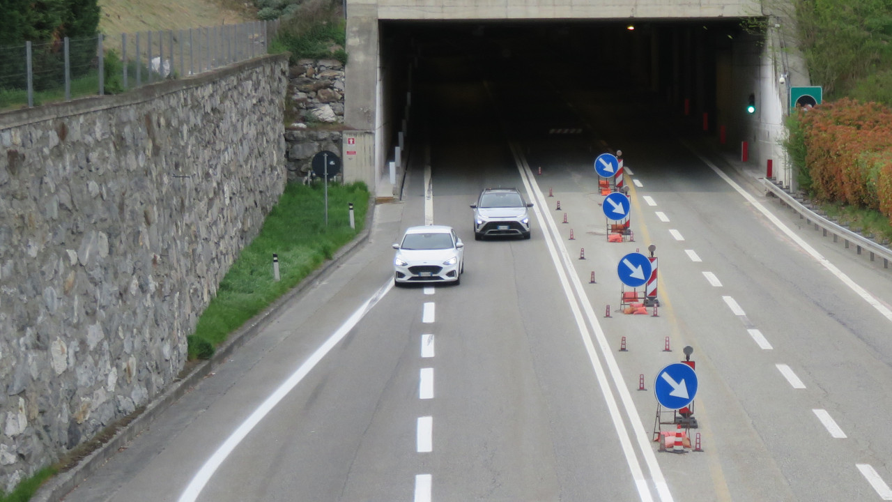 Auto in uscita dalla galleria di Sorreley