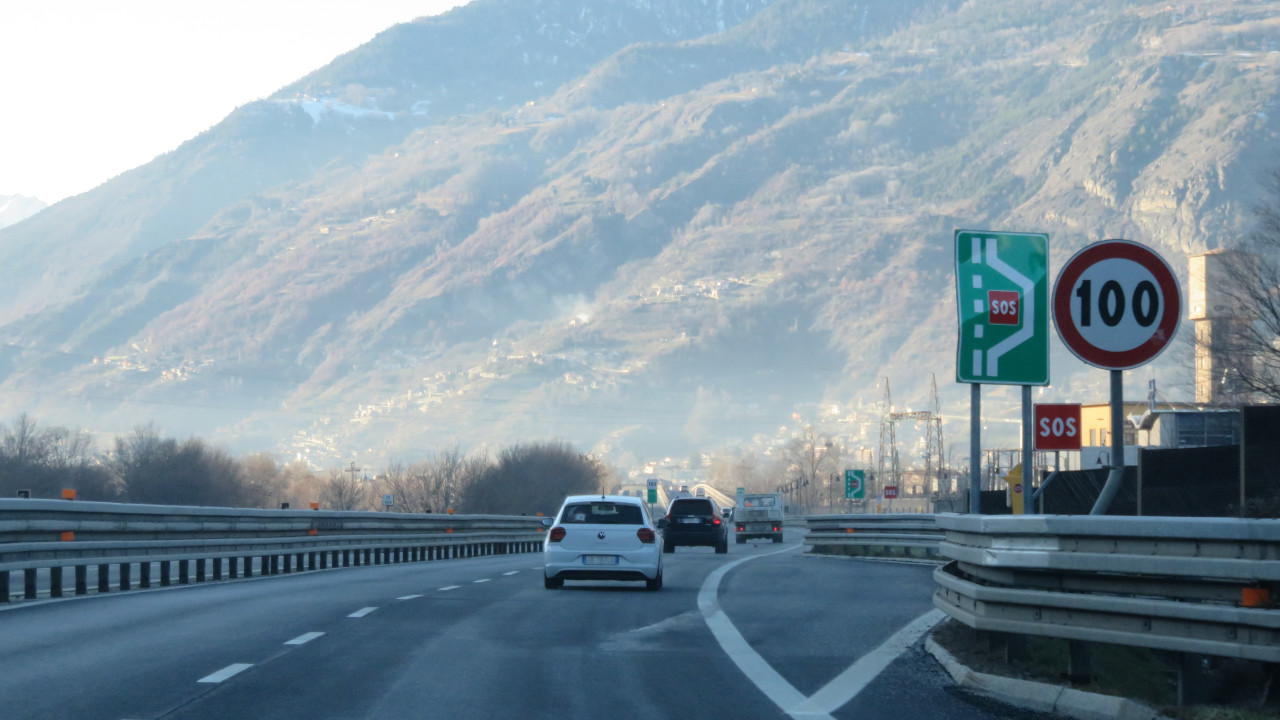 Auto in transito sull'autostrada A5