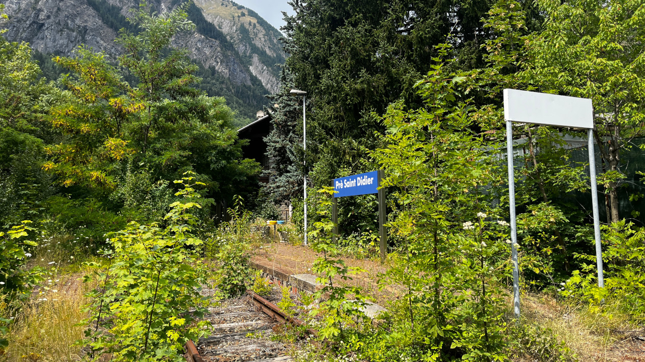La stazione ferroviaria di Pré-St-Didier, avvolta dalla vegetazione