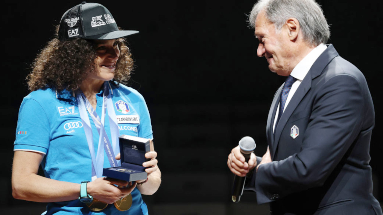 Federica Brignone riceve il premio di 'Atleta dell'anno' da Flavio Roda