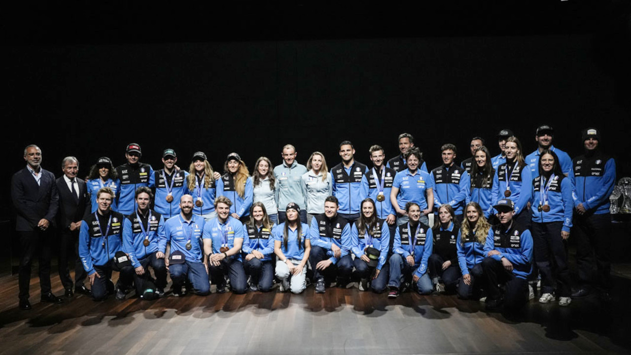 Il gruppo degli atleti al media day FISI di fine stagione