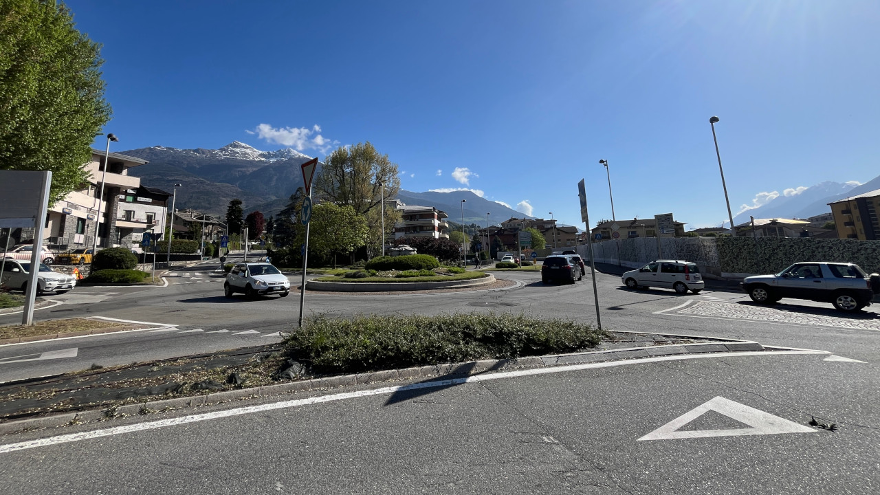 La rotonda 'dell'ospedale' di Aosta, che collega la ss26 con la ss27