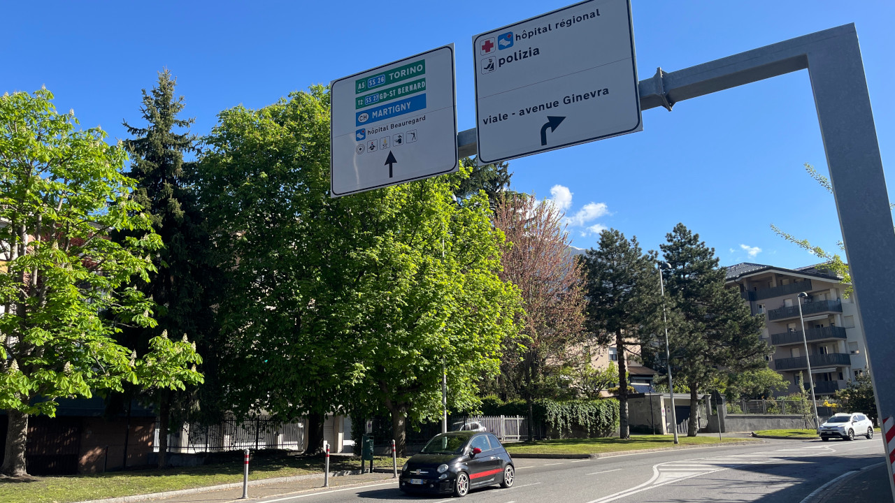 Le indicazioni per la Svizzera in via Parigi