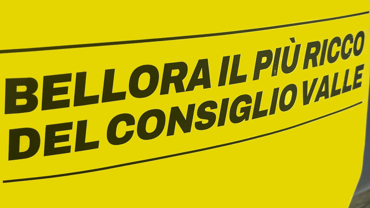 Una locandina con il titolo sui redditi dei consiglieri regionali