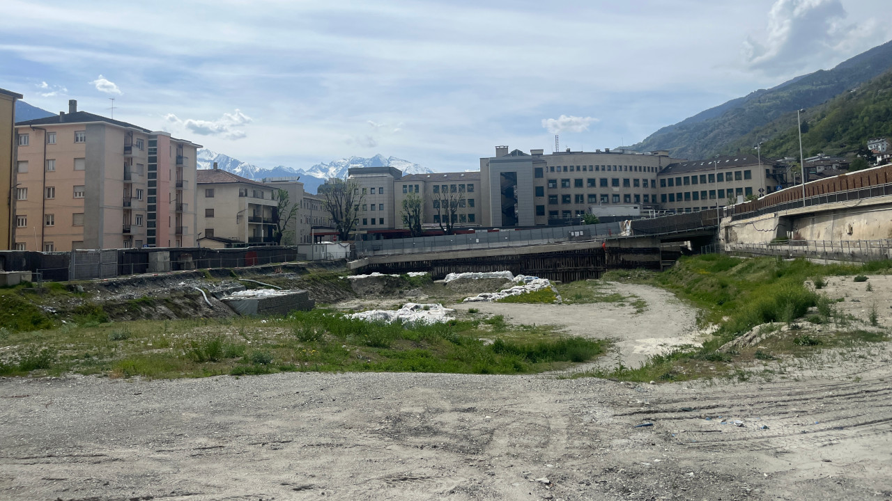 Il 'vecchio' ospedale e l'area dove sorgerà il nuovo