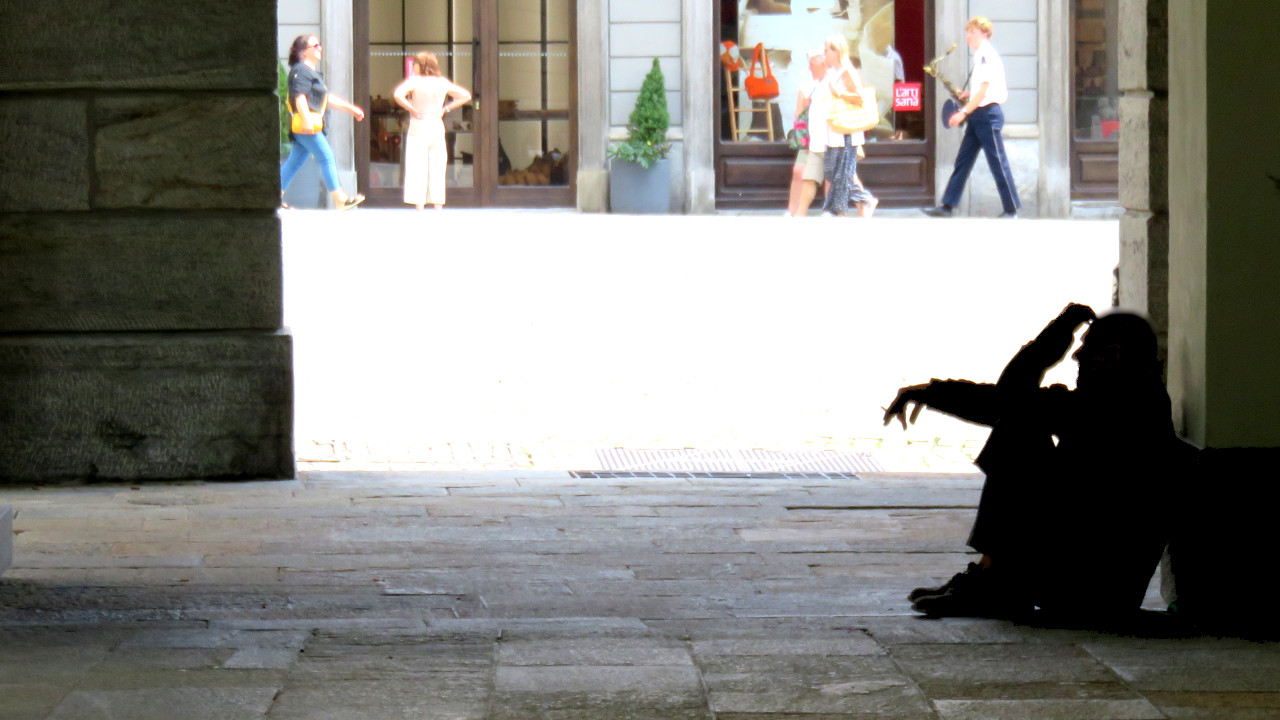 Un senzatetto in piazza Chanoux ad Aosta