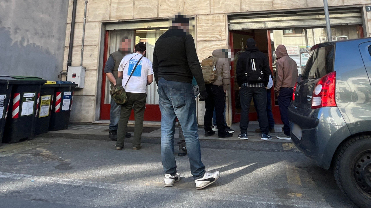 Persone in coda alla 'Tavola amica' della Caritas di Aosta