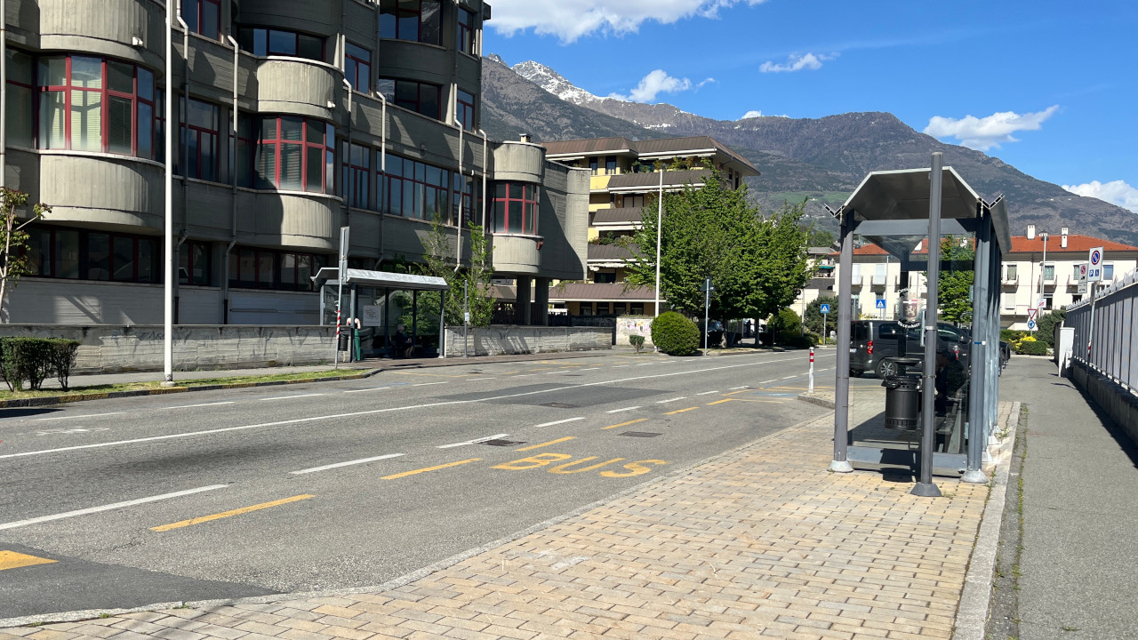 Le pensiline alle fermate degli autobus in via Torino ad Aosta