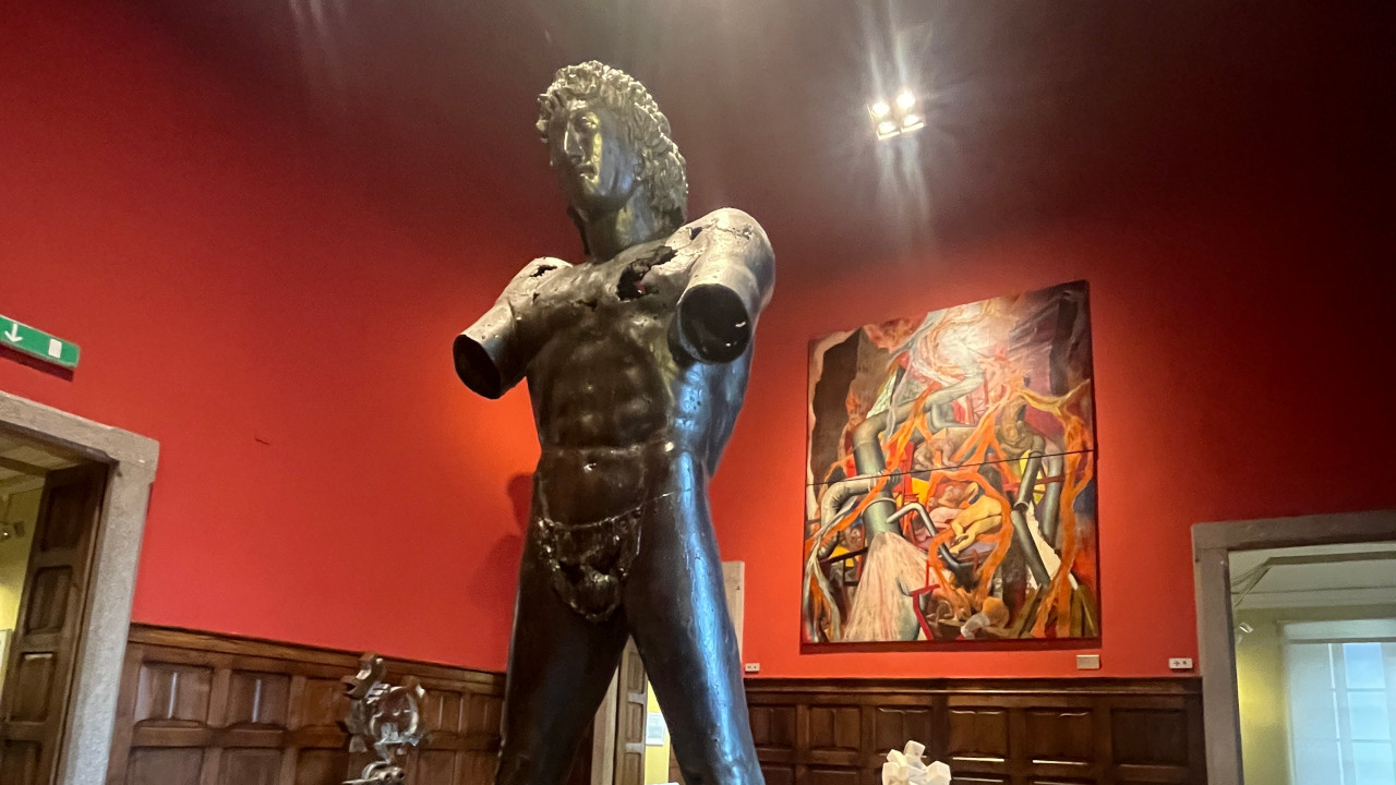 Un dettaglio di 'Ercole (Il leone di Giuda)' di Arturo Martini davanti a la 'Distruzione di Sodoma' di Renato Guttuso, in esposizione al Castello Gamba