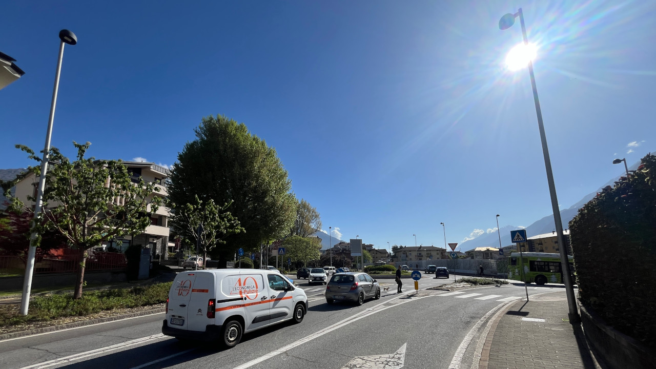 La rotonda tra via Parigi, viale Ginevra e la ss 27 del Gran San Bernardo