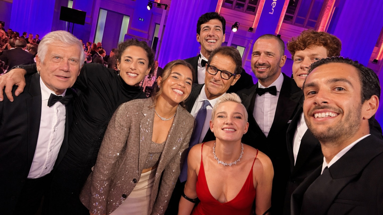 Il selfie di Lorenzo Musetti con la delegazione italiana a Madrid: Giacomo Agostini, Federica Brignone, Jasmine Paolini, Fabio Capello, Bebe Vio, e dietro Simone Barlaam, Leonardo Bonucci, Jannik Sinner e lo stesso Musetti