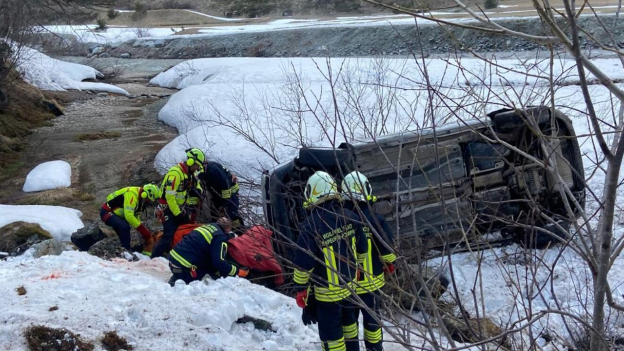 Le operazioni di recupero dell'auto da parte del Vigili del fuoco