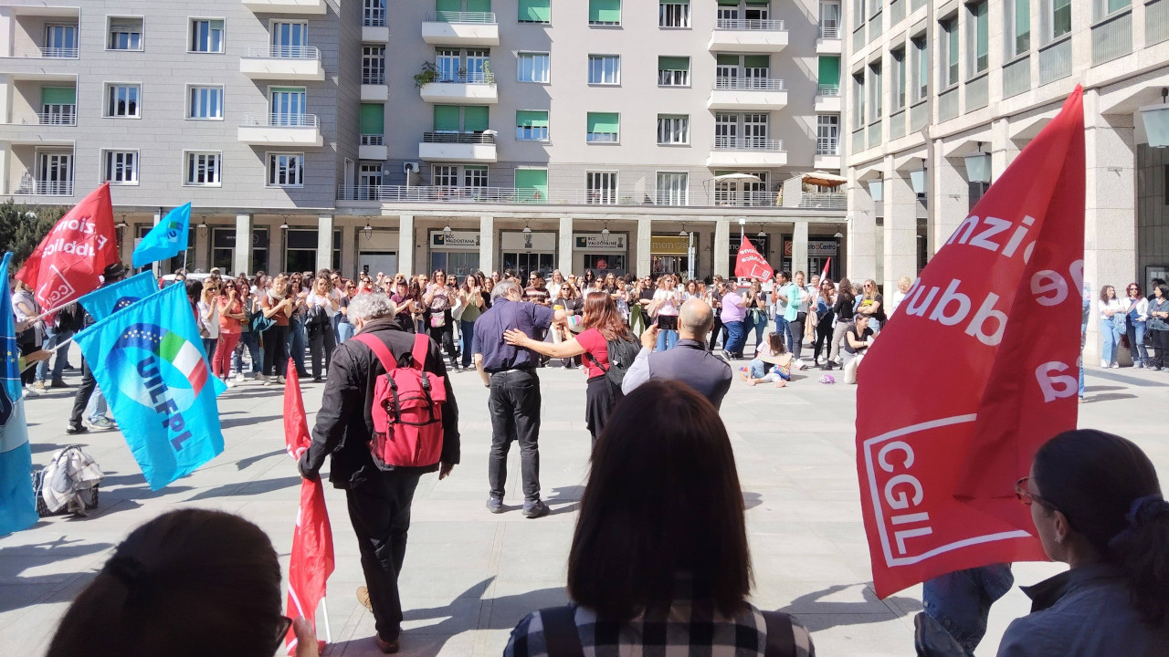 La manifestazione degli operatori di sostegno in piazza Deffeyes ad Aosta
