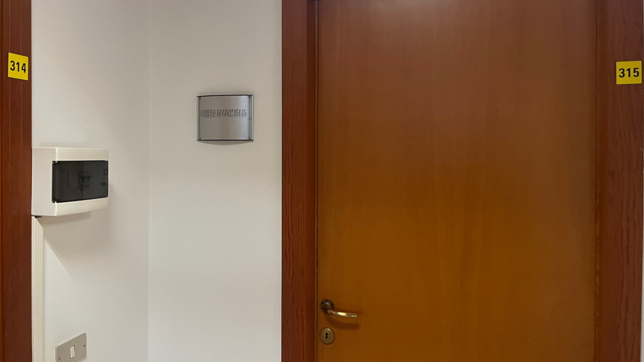 La porta della Camera di consiglio del Tribunale di Aosta