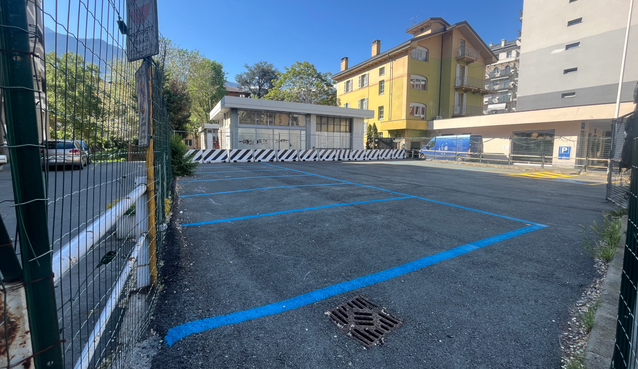 Gli stalli tracciati nella nuova area parcheggio in corso Saint-Martin de Corléans