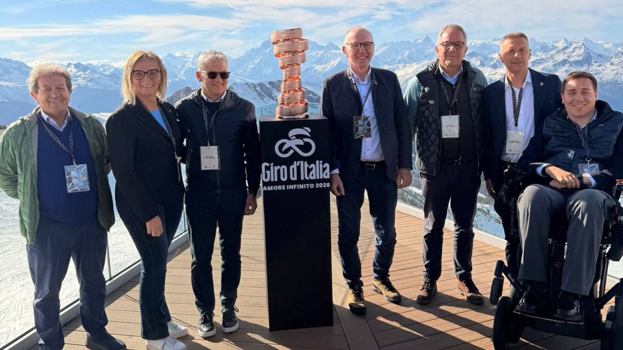 La Giunta regionale con il trofeo del Giro d'Italia