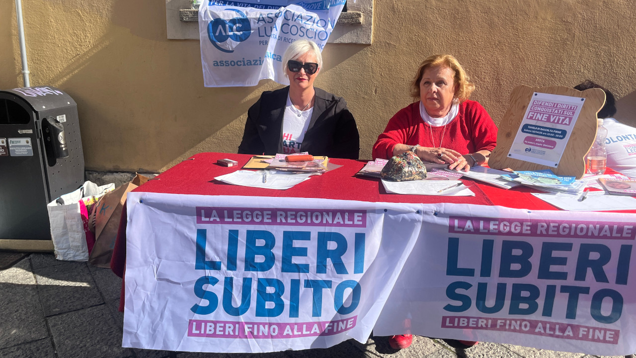 Il banco per la raccolta firme ad Aosta dell'Associazione Luca Coscioni