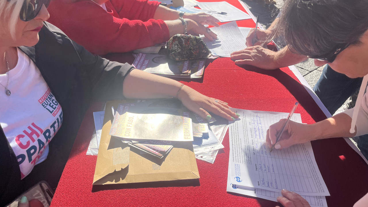 La raccolta firme ad Aosta dell'Associazione Luca Coscioni