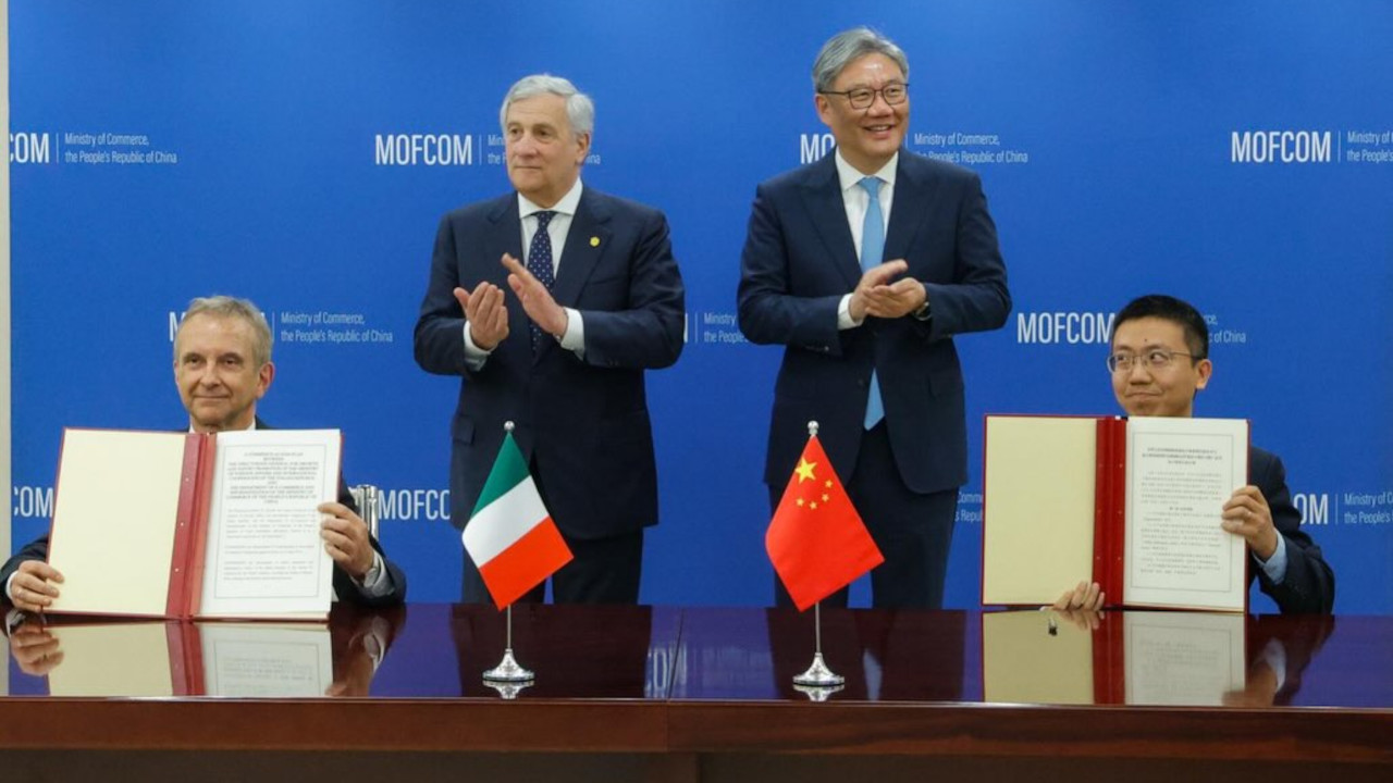 Antonio Tajani in Cina con il ministro del commercio Wang Wentao