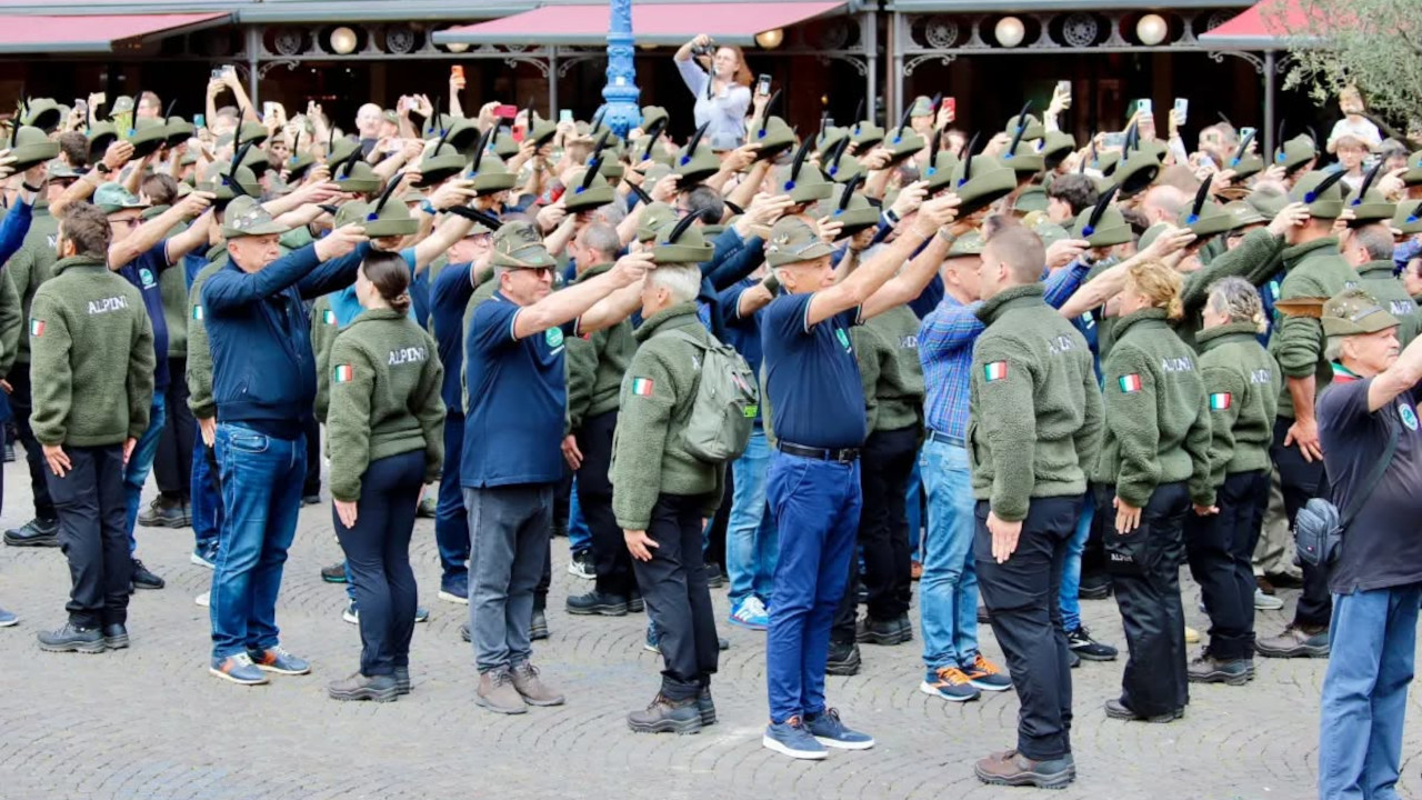 La consegna del Cappello Alpino ai volontari delle olimpiadi invernali di Milano-Cortina 2026
