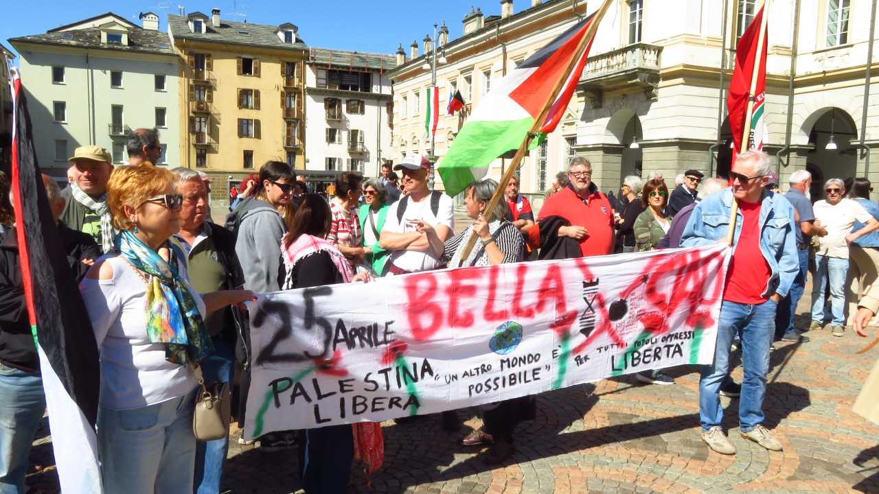 Lo striscione pro Palestina presente in piazza Chanoux ad Aosta