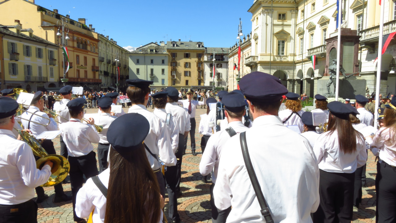 La Banda municipale di Aosta, diretta da Daniele Papalia, durante le celebrazioni per l'81° anniversario della Liberazione