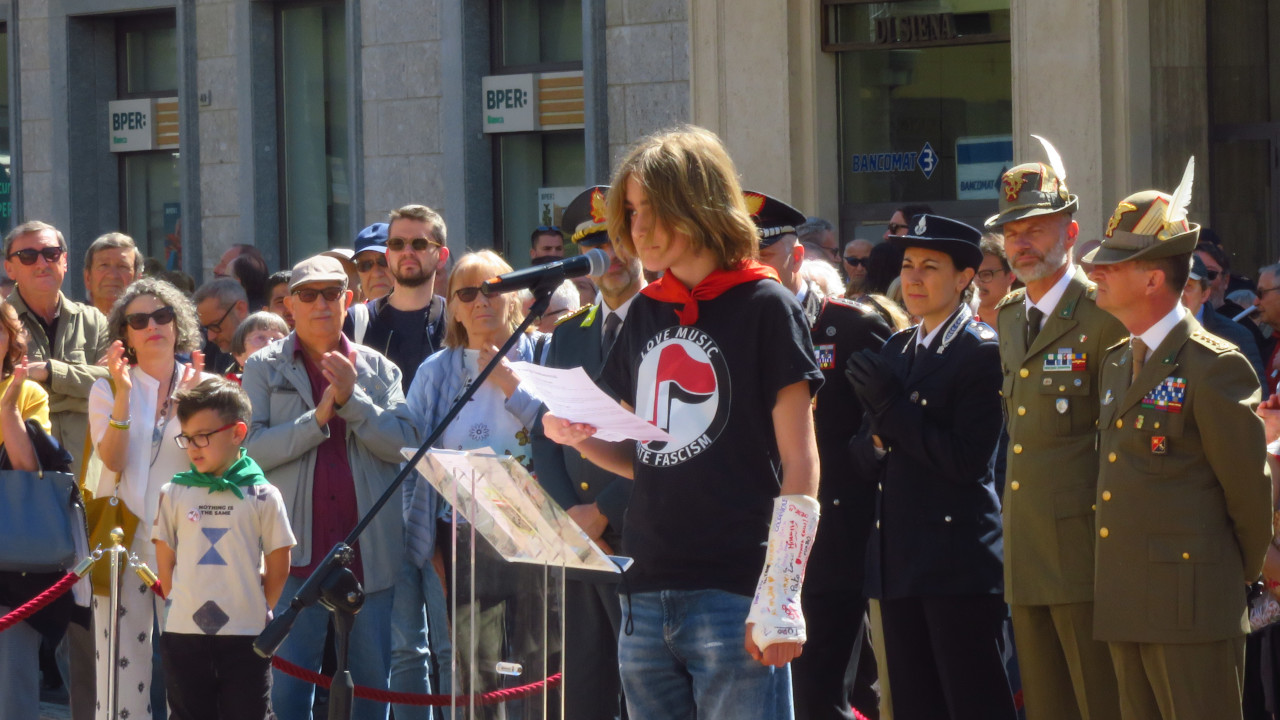 Il piccolo Nathan aspetta il suo turno, mentre Pietro legge l'articolo 11 della Costituzione