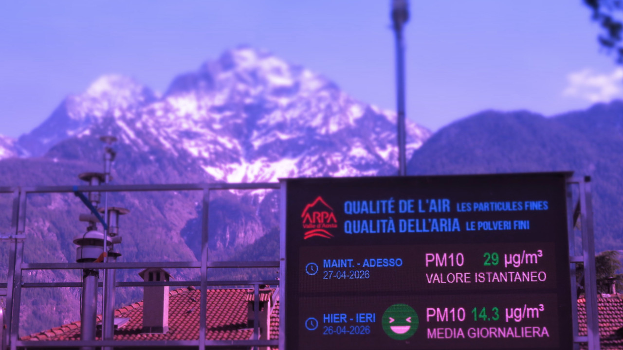 La centralina di rilevazione della qualità dell'aria in piazza Plouves ad Aosta