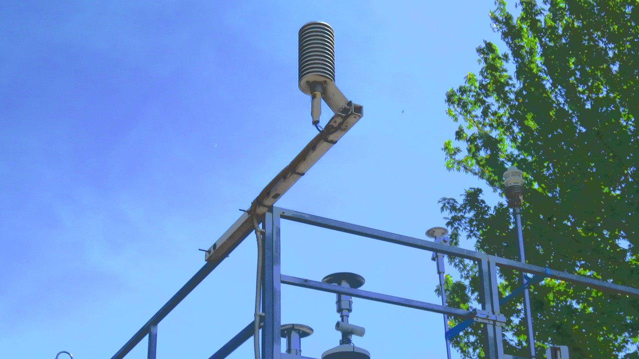 Strumenti per la rilevazione della qualità dell'aria in piazza Plouves ad Aosta