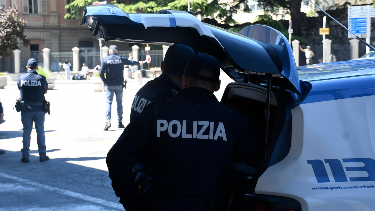 I controlli della Polizia nella zona della stazione ferroviaria di Aosta