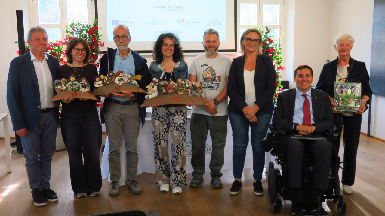 I tre vincitori estratti del concorso fotografico 'Selfati nei cuori del Gran Paradiso': Mauro Lucianaz, Daniela Moltrer, Francesca Repele, Enrico Massetto, Speranza Girod, Leonardo Lotto e Graziella Tosetti