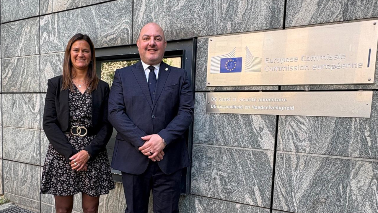 Enrica Muraro e Carlo Marzi a Bruxelles, all'ingresso dell'Unità 'Animal health' della Commissione UE