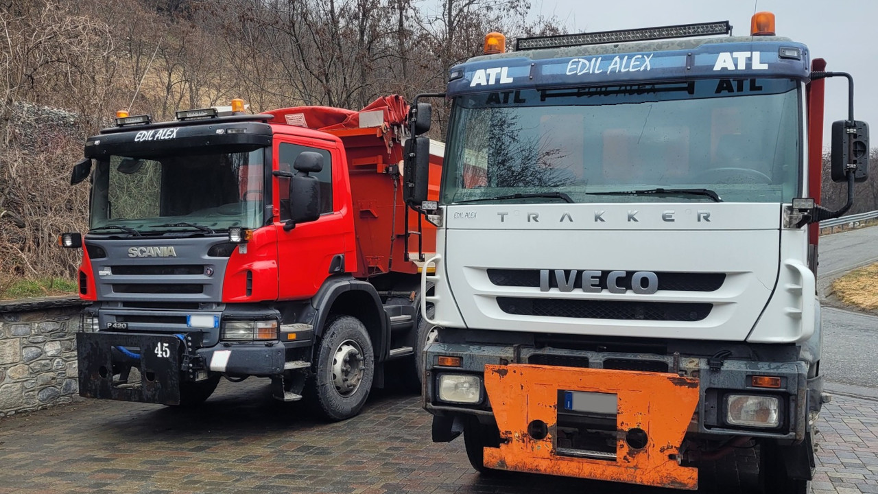 Il camion 'Iveco Trakker' della EdilAlex di Verrayes vicino allo 'Scania P420'