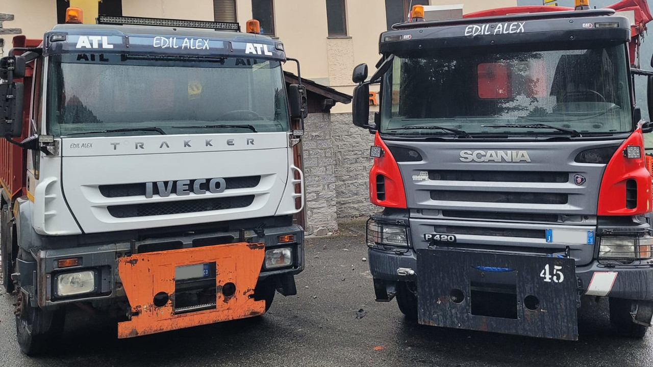 Il camion 'Iveco Trakker' della EdilAlex di Verrayes vicino allo 'Scania P420'
