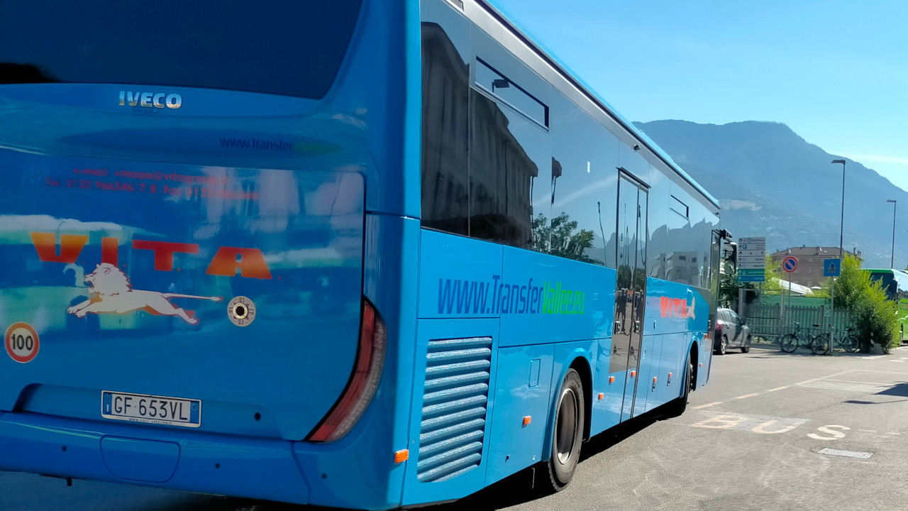 Il 'trenobus' davanti alla stazione ferroviaria di Aosta