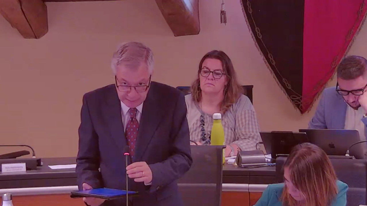 Il sindaco di Aosta, Raffaele Rocco, in Consiglio comunale