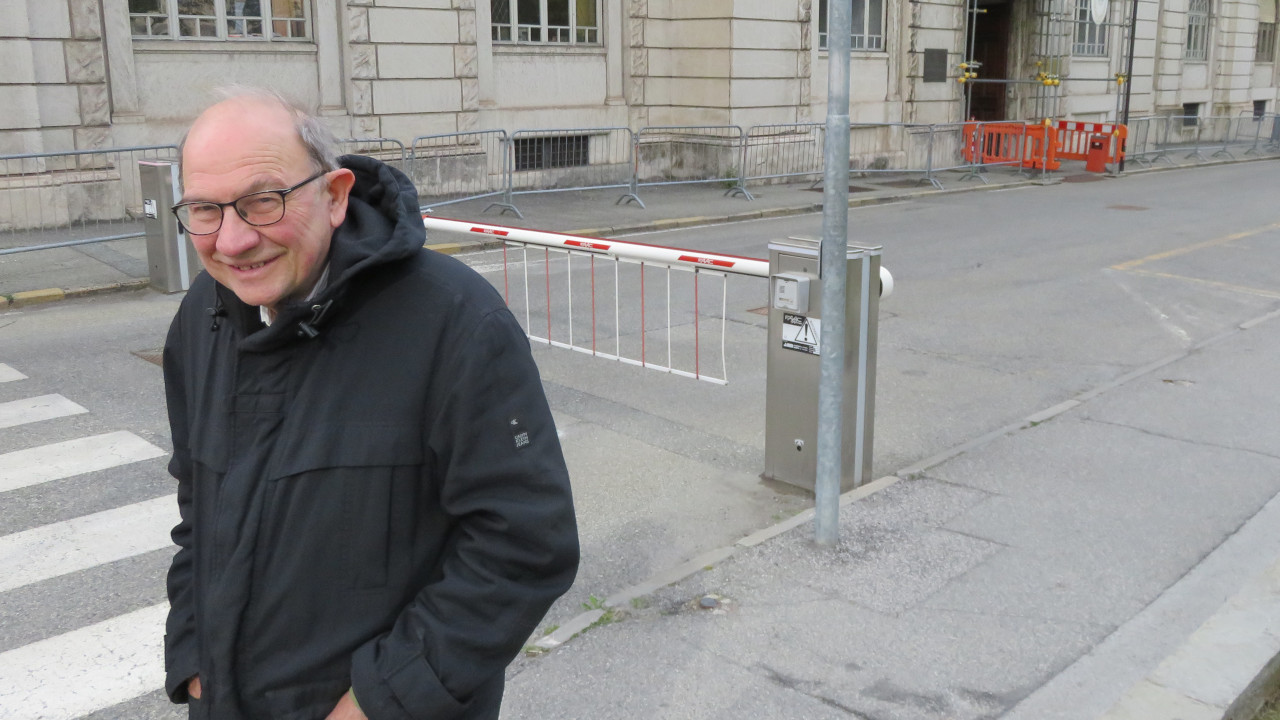 Elio Riccarand, coordinatore di AVS - Rete Civica VdA, davanti al Tribunale di Aosta