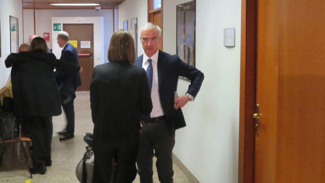Andrea Morrone, consulente giuridico di AVS - Rete Civica VdA con l'avvocato Sara Fiorucci (di spalle)