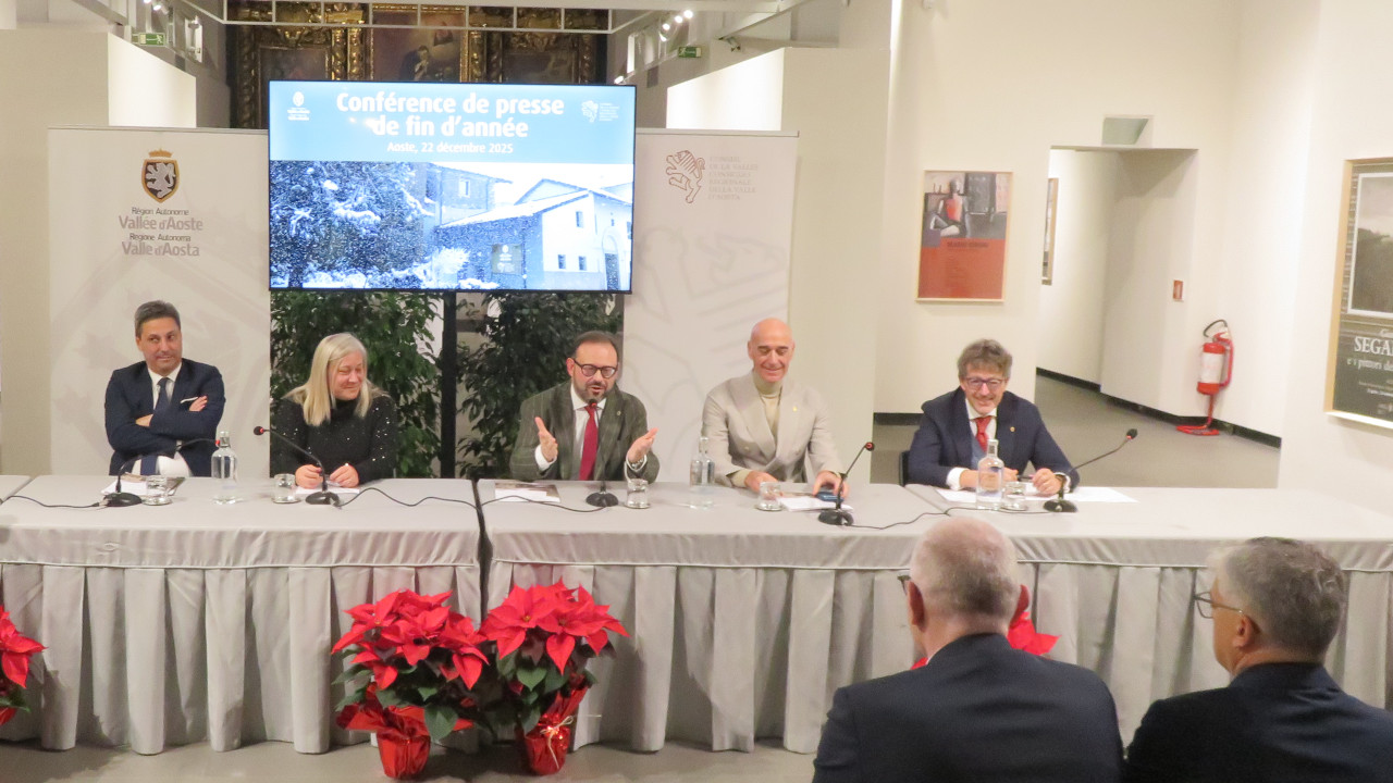 L'ufficio di Presidenza del Consiglio Valle alla conferenza stampa di fine anno con Renzo Testolin e Luigi Bertschy
