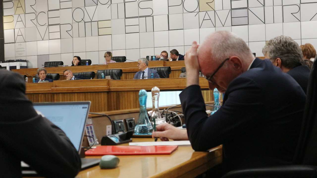 Renzo Testolin nella seduta del Consiglio Valle dedicata alla sua decadenza