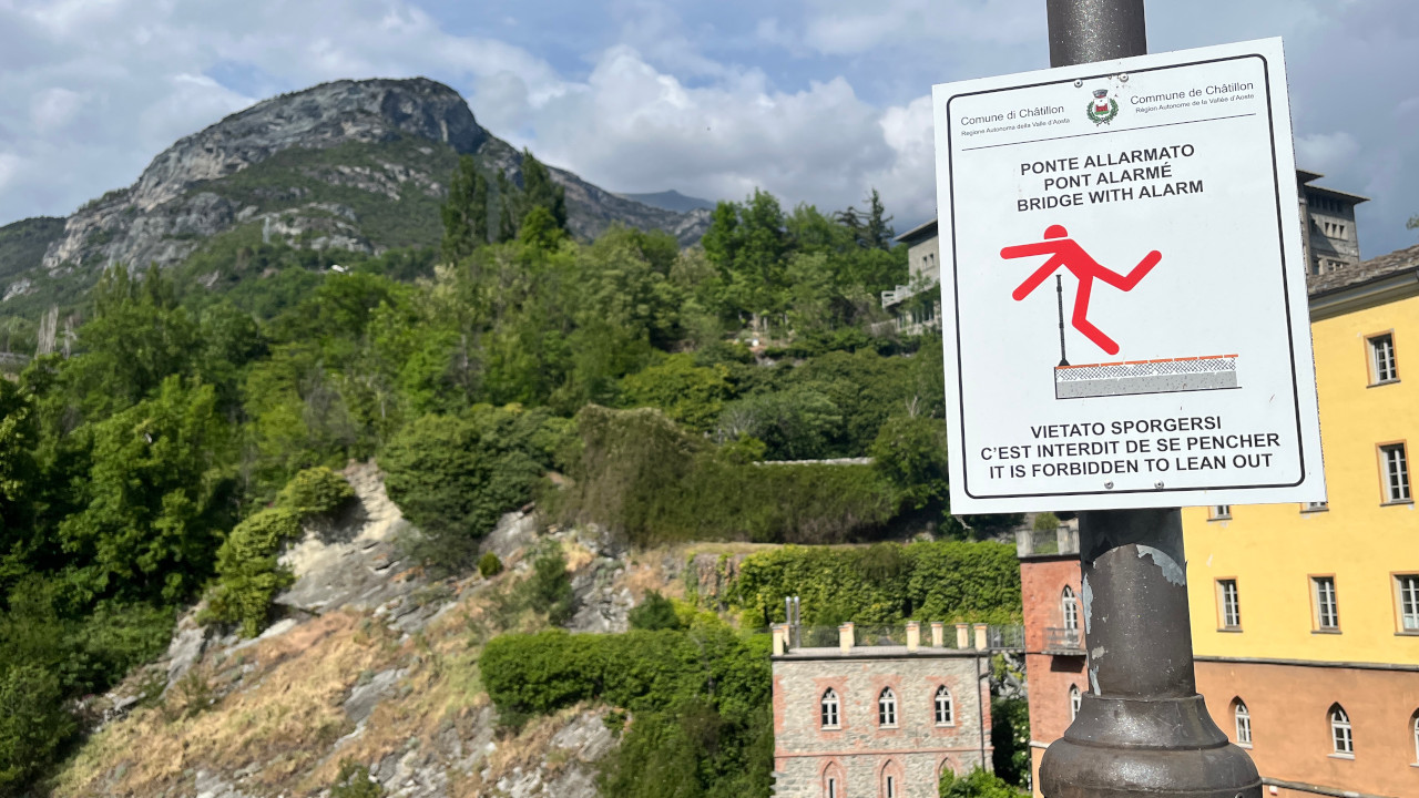 Il cartello sul ponte di Châtillon