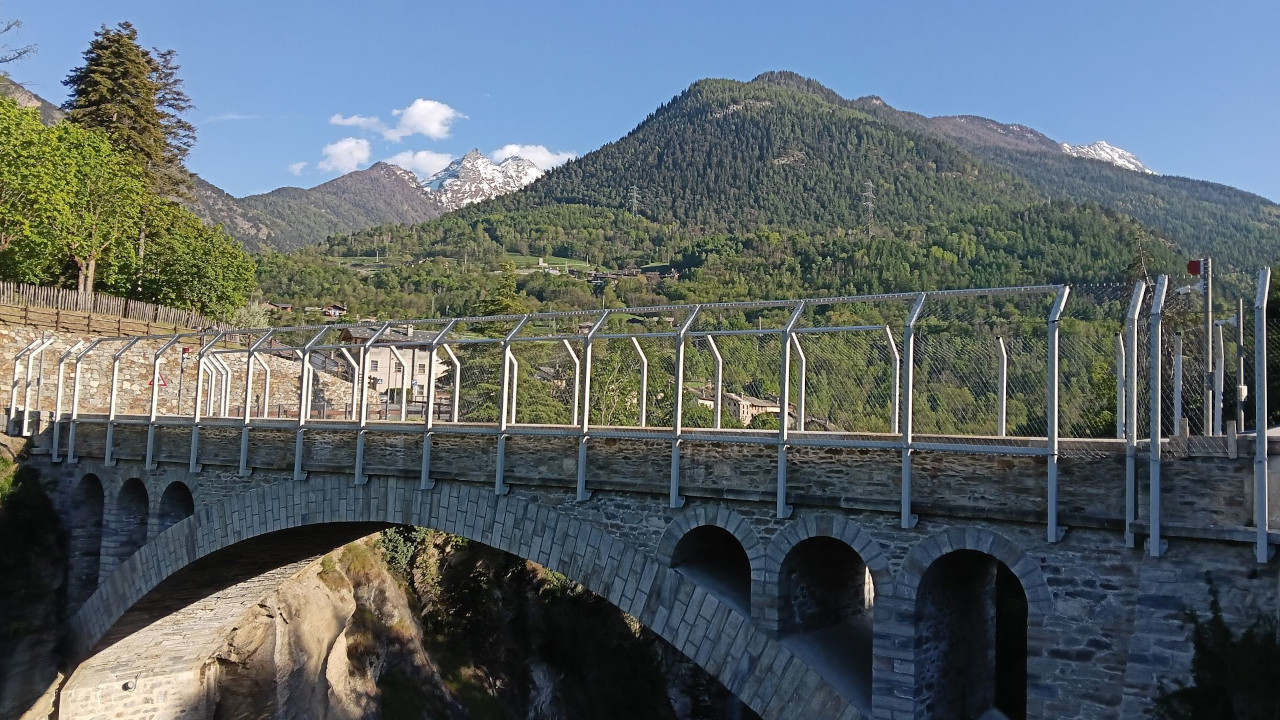 Il ponte di Introd con le barriere