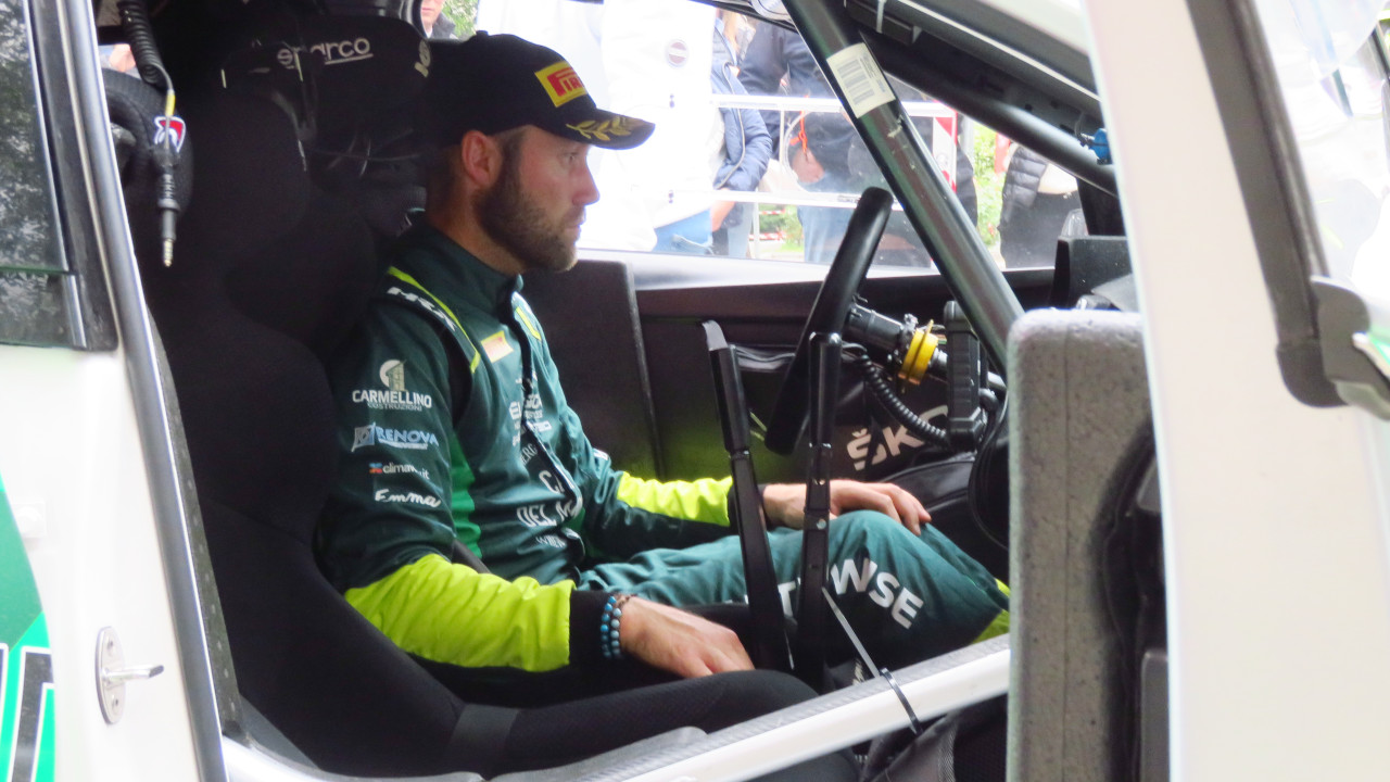 Ivan Carmellino sulla sua Škoda Fabia all'arrivo di Aosta